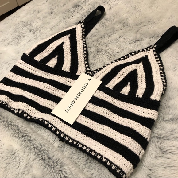 Black and white crochet crop tank top - Picture 2 of 5